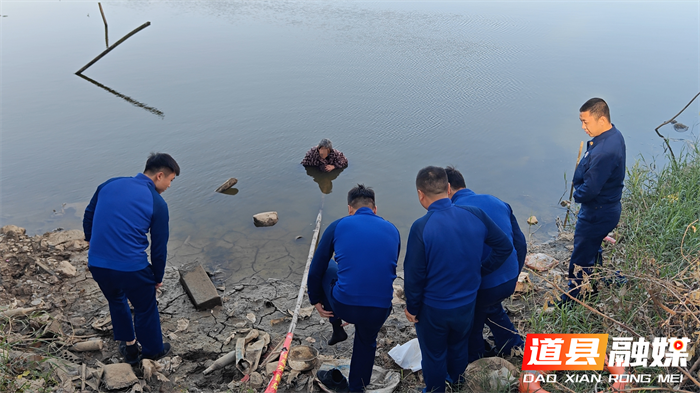 道县：老人不慎滑入池塘 消防3分钟成功救援22_副本.png