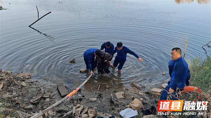 道县：老人不慎滑入池塘 消防3分钟成功救援4_副本.jpg