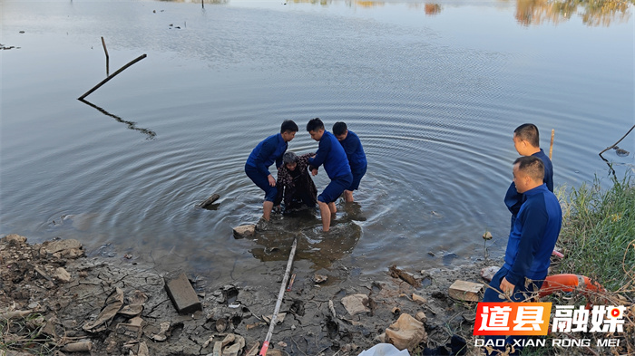 道县：老人不慎滑入池塘 消防3分钟成功救援2_副本.jpg