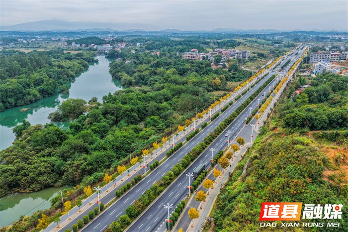 1107(组图新闻)道县:车在画中行 (1)3_副本.jpg