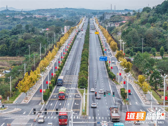 1107(组图新闻)道县:车在画中行 (1)1_副本.jpg