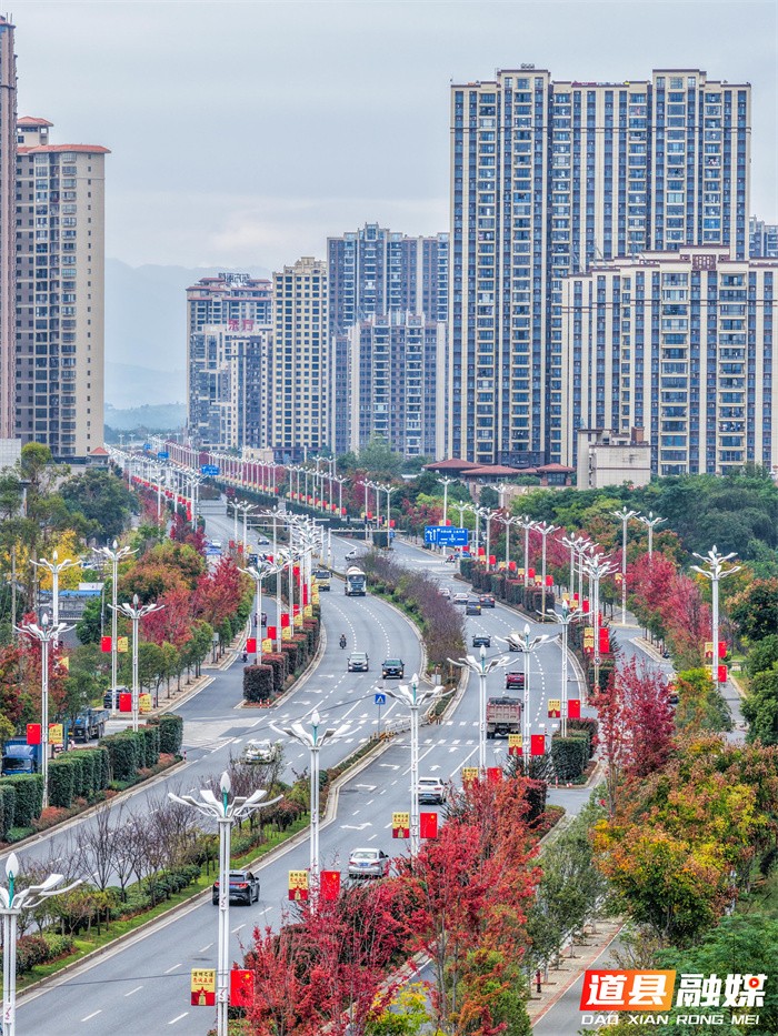 1107(组图新闻)道县:车在画中行 (1)5_副本.jpg