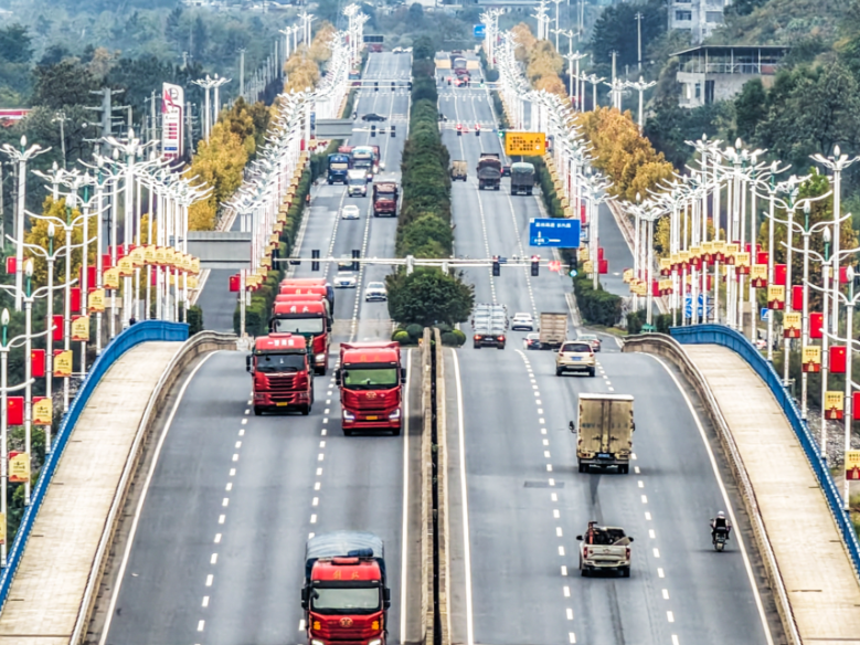 道县：车在画中行