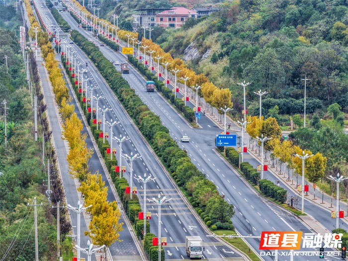 1107(组图新闻)道县:车在画中行 (1)2_副本.jpg