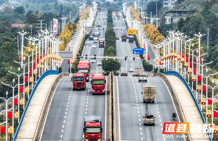 1107(组图新闻)道县:车在画中行 (1)4_副本.jpg