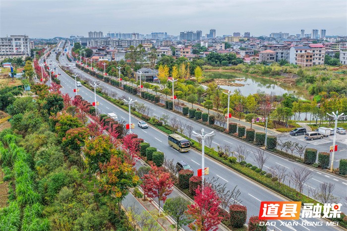 1107(组图新闻)道县:车在画中行 (1)8_副本.jpg