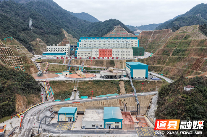 2025年12月10日,湖南省永州市道县蚣坝镇湖南紫金锂多金属新材料有限公司一期年产3万吨碳酸锂项目,生产设备在运行中。
当日,湖南紫金锂业湘源锂多金属矿采选冶一体化项目在道县点火投产。项目历时600余天建成,总投资130亿元,坐拥1.96亿吨稀缺锂矿资源,建成后年产值将达60亿元,带动超3000人就业。作为湖南省十大产业项目,其上下游协同的产业链模式,为区域新能源产业升级和经济高质量发展注入强劲动力。