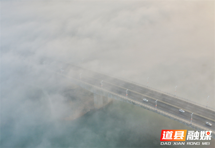 2025年12月11日清晨，道县城区和近郊的上空浓雾弥漫，建筑物、桥梁、乡村在缥缈的云雾中若隐若现，宛如“天空之城”。