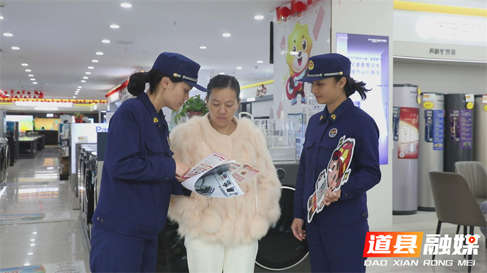 道县:消防“轻骑兵”走街串巷 安全知识送上门2_副本.jpg 道县:消防“轻骑兵”走街串巷 安全知识送上门2_副本.jpg