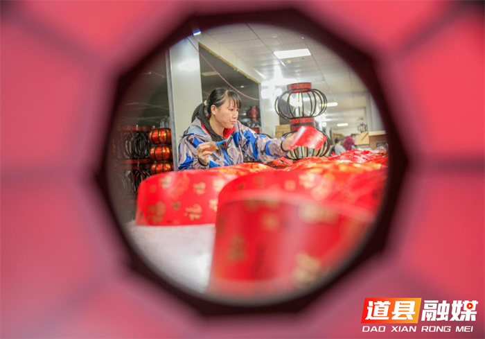 12月23日，道县高新技术产业开发区一家灯笼加工厂，工人在制作灯笼。近日，灯笼进入销售旺季，道县的灯笼生产企业及加工作坊加紧制作各种款式的红灯笼，供应市场。