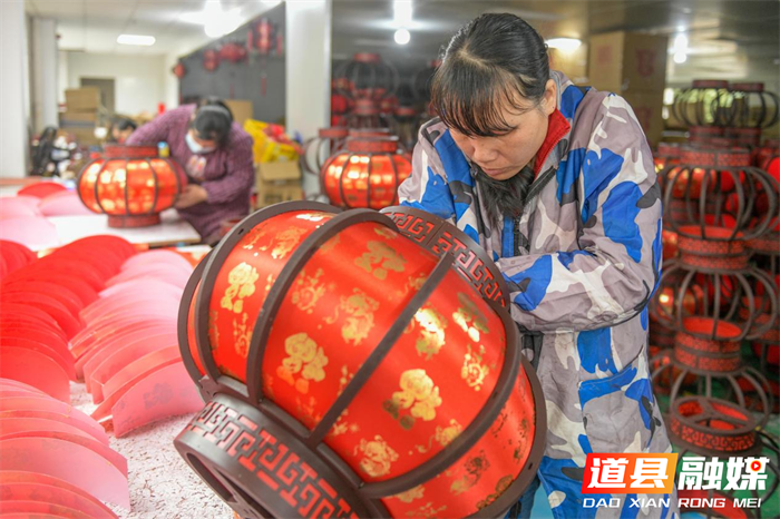 12月23日，道县高新技术产业开发区一家灯笼加工厂，工人在制作灯笼。近日，灯笼进入销售旺季，道县的灯笼生产企业及加工作坊加紧制作各种款式的红灯笼，供应市场。