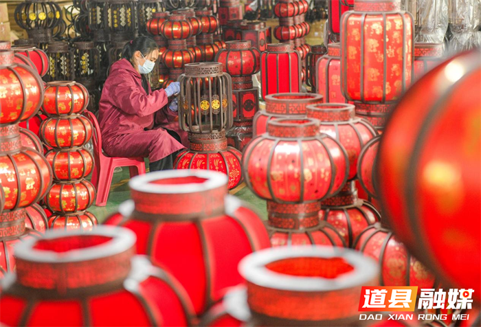 12月23日，道县高新技术产业开发区一家灯笼加工厂，工人在制作灯笼。近日，灯笼进入销售旺季，道县的灯笼生产企业及加工作坊加紧制作各种款式的红灯笼，供应市场。