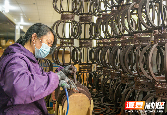 12月23日，道县高新技术产业开发区一家灯笼加工厂，工人在制作灯笼。近日，灯笼进入销售旺季，道县的灯笼生产企业及加工作坊加紧制作各种款式的红灯笼，供应市场。