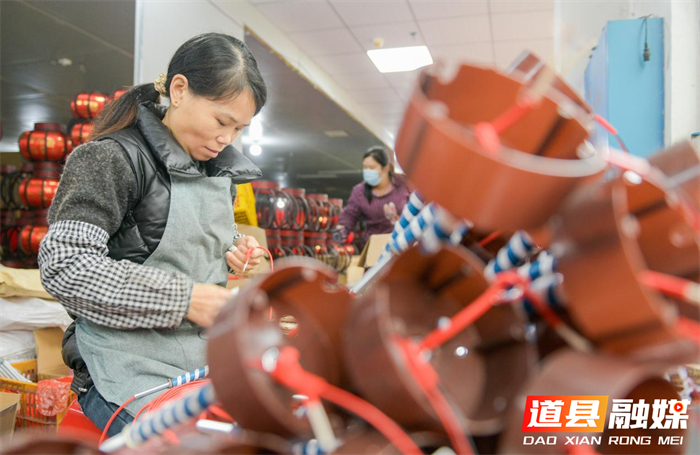 12月23日，道县高新技术产业开发区一家灯笼加工厂，工人在制作灯笼。近日，灯笼进入销售旺季，道县的灯笼生产企业及加工作坊加紧制作各种款式的红灯笼，供应市场。