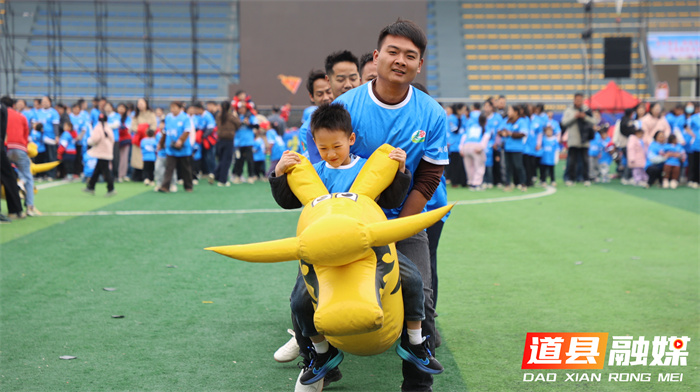 道县：亲子运动会绿茵开锣 湘超热情播撒童心1_副本.jpg