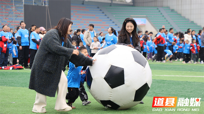 道县：亲子运动会绿茵开锣 湘超热情播撒童心4_副本.jpg