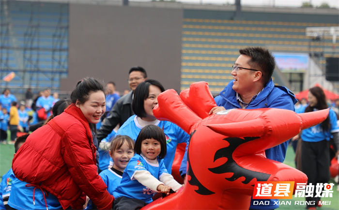 道县：亲子运动会绿茵开锣 湘超热情播撒童心6_副本.jpg