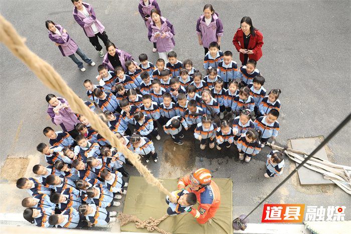 1203道县：儿童走进消防站 零距离感受“火焰蓝” (2)2_副本.jpg