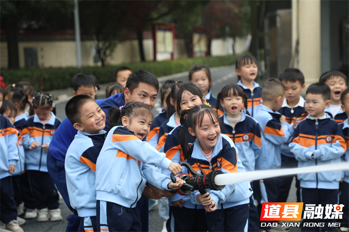 1203道县：儿童走进消防站 零距离感受“火焰蓝” (2)1_副本.jpg