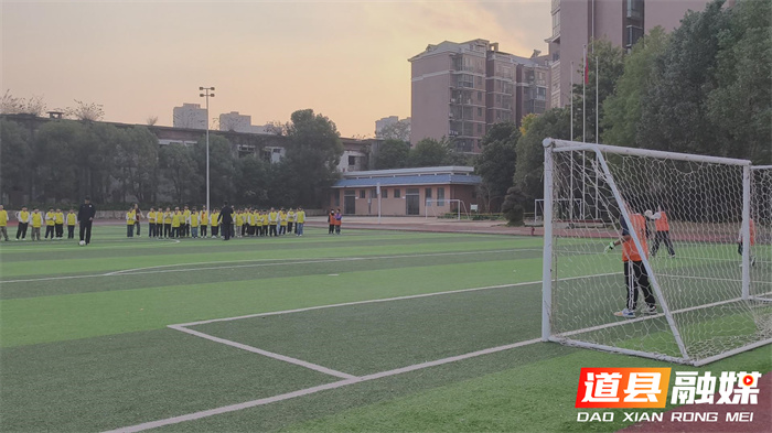 永州市慈善总会、市足协向道县捐赠足球器材 绿茵梦想再添动力1_副本.jpg