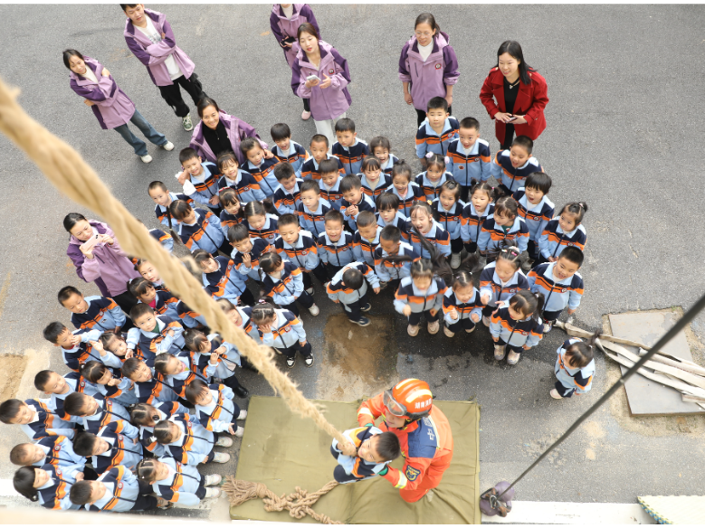道县：儿童走进消防站   零距离感受“火焰蓝”