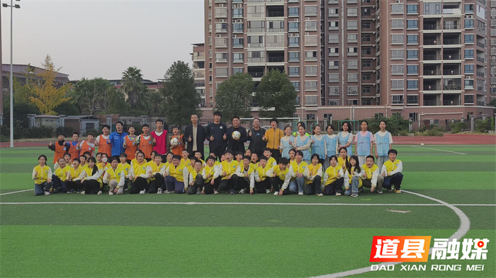 永州市慈善总会、市足协向道县捐赠足球器材 绿茵梦想再添动力2_副本.jpg