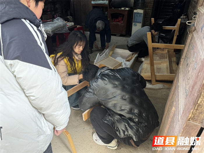 道县:暖心书桌送上门 点亮求学新希望1_副本.png 道县:暖心书桌送上门 点亮求学新希望1_副本.png