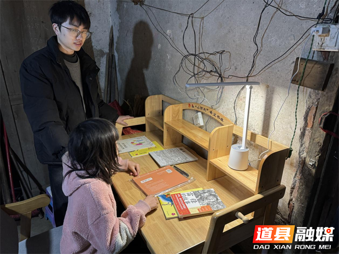 道县:暖心书桌送上门 点亮求学新希望2_副本.png 道县:暖心书桌送上门 点亮求学新希望2_副本.png
