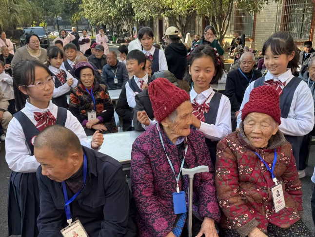 道县“情暖夕阳 孝润童心”：走进养老院  冬日送暖庆元旦