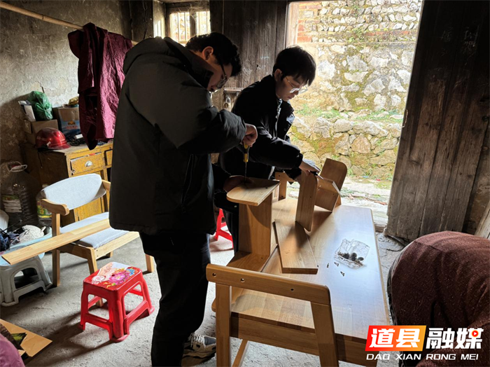 道县:暖心书桌送上门 点亮求学新希望3_副本.png 道县:暖心书桌送上门 点亮求学新希望3_副本.png