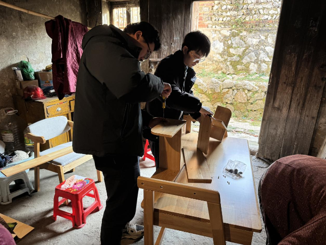 道县：暖心书桌送上门   点亮求学新希望