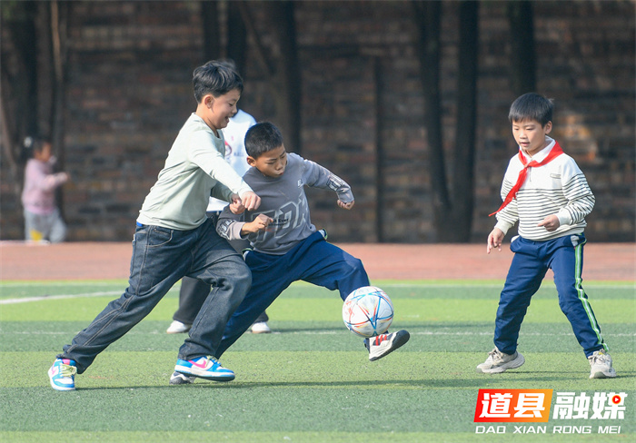 在世界足球日当天，道县小学、幼儿园组织校园足球活动，让学生们接触足球、认识足球，在运动中感受足球带来的快乐。
