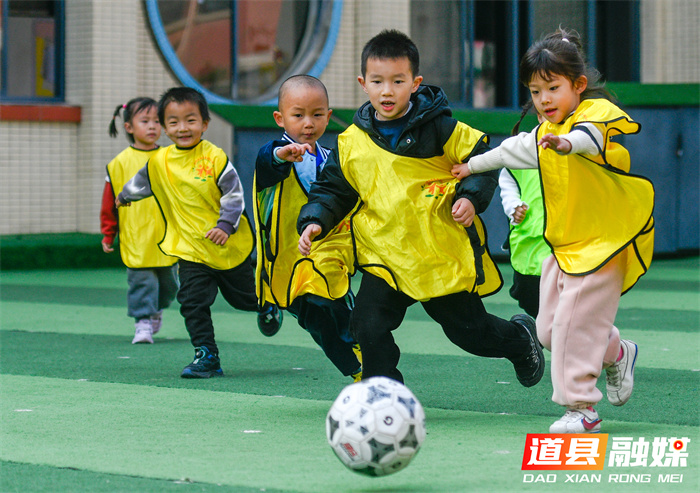 在世界足球日当天，道县小学、幼儿园组织校园足球活动，让学生们接触足球、认识足球，在运动中感受足球带来的快乐。