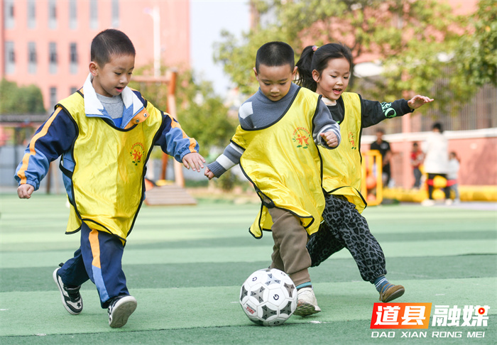 在世界足球日当天，道县小学、幼儿园组织校园足球活动，让学生们接触足球、认识足球，在运动中感受足球带来的快乐。