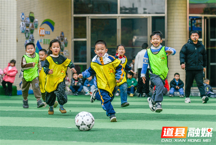 在世界足球日当天，道县小学、幼儿园组织校园足球活动，让学生们接触足球、认识足球，在运动中感受足球带来的快乐。