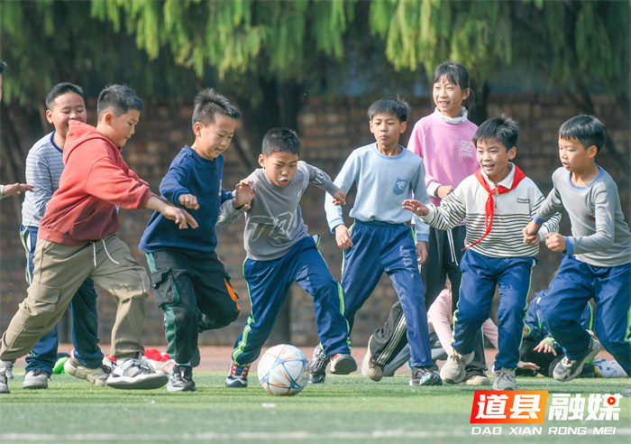 在世界足球日当天，道县小学、幼儿园组织校园足球活动，让学生们接触足球、认识足球，在运动中感受足球带来的快乐。