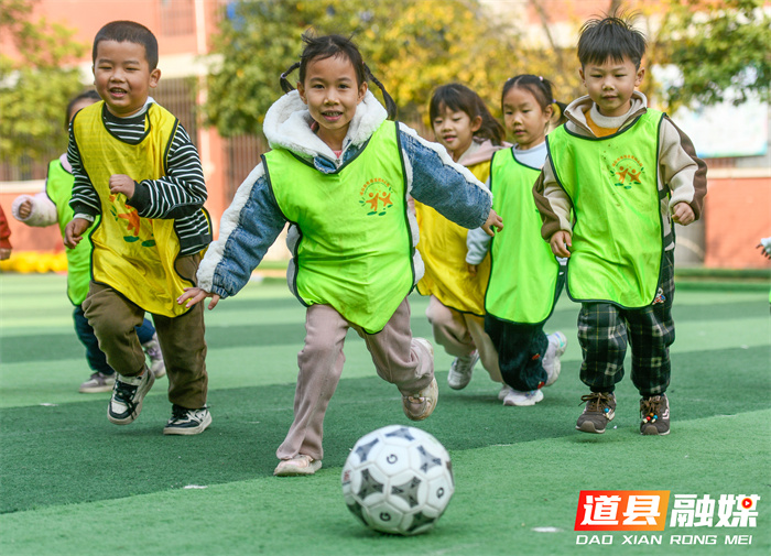 在世界足球日当天，道县小学、幼儿园组织校园足球活动，让学生们接触足球、认识足球，在运动中感受足球带来的快乐。