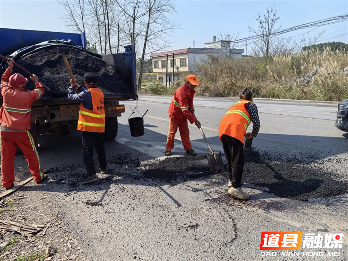 道县公路部门：抢抓雨季“窗口期” 全力修补路面1_副本.png