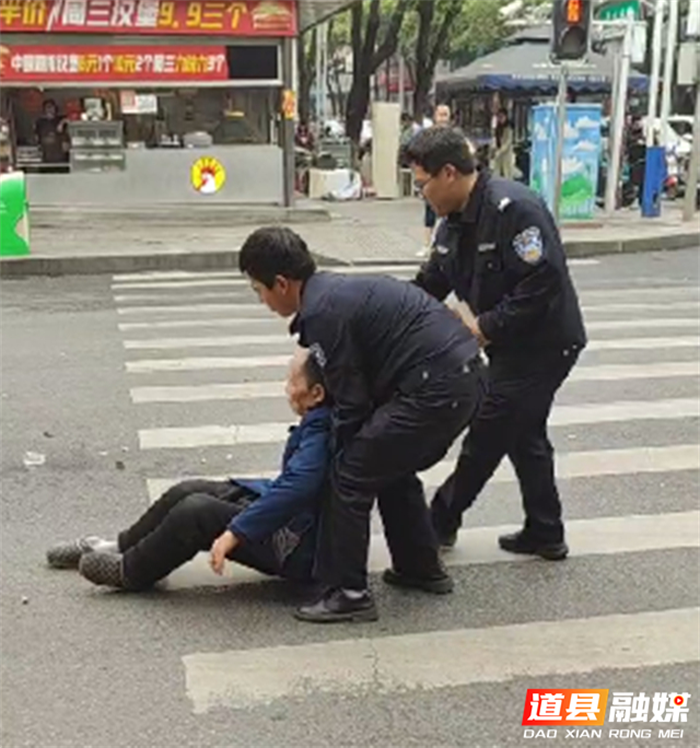 道县：七旬老人晕倒街头 热心交警积极救助1_副本.png