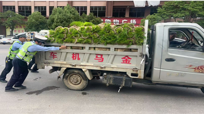 道县：三轮车故障抛锚   交警秒变“推车侠”