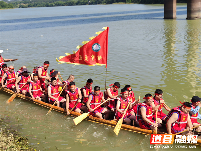 理学医道，百舸争流：道县中医医院首支龙舟队“道州中医号”顺利下水出航2_副本.jpg