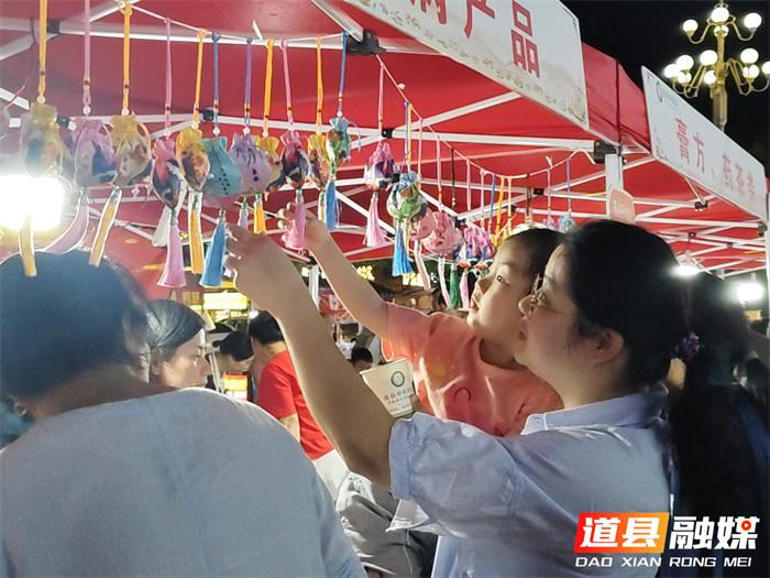 医疗服务提升︱夜市烟火气，中医养生局：道县首场“中医夜市进社区”活动在万和世纪城广场火热进行1_副本.jpg