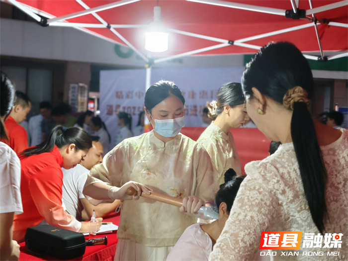 医疗服务提升︱夜市烟火气，中医养生局：道县首场“中医夜市进社区”活动在万和世纪城广场火热进行3_副本.jpg