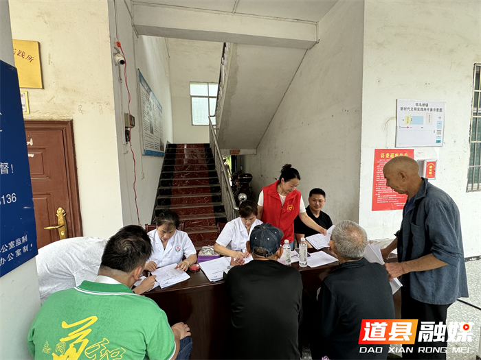 道县四马桥镇：医生上门为优抚对象做检查 家门口实现健康问诊3_副本.png