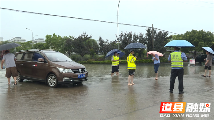 道县：交警冒雨救援受困车辆与老人2_副本.png