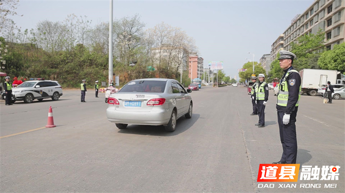 道县：开放全城单位停车场+柔性执法护航龙船赛出行1_副本.jpg