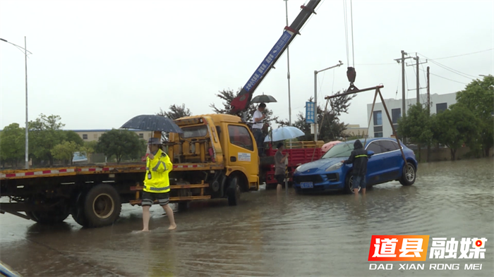 道县：交警冒雨救援受困车辆与老人3_副本.png