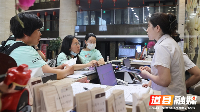 2025年“紫金杯”中国龙舟公开赛16支龙舟队伍陆续抵达道县 2_副本.jpg