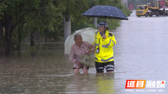 道县：交警冒雨救援受困车辆与老人1_副本.png