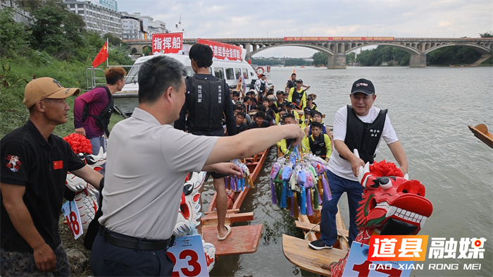 道县：非遗龙船赛飘药香 政协委员巧制文创香包传祝福4_副本.jpg